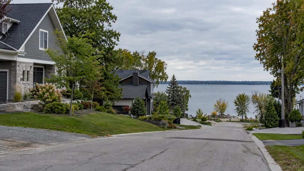Innisfil road leading toward Lake Simcoe homes